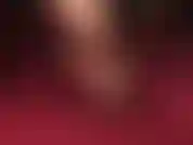 Des arches hautes dans des collants bronzés soyeux, avant de retirer ces bas nylon pour un fétichisme des pieds nus et des escarpins en cuir et des talons hauts peeptoes qui pendent.