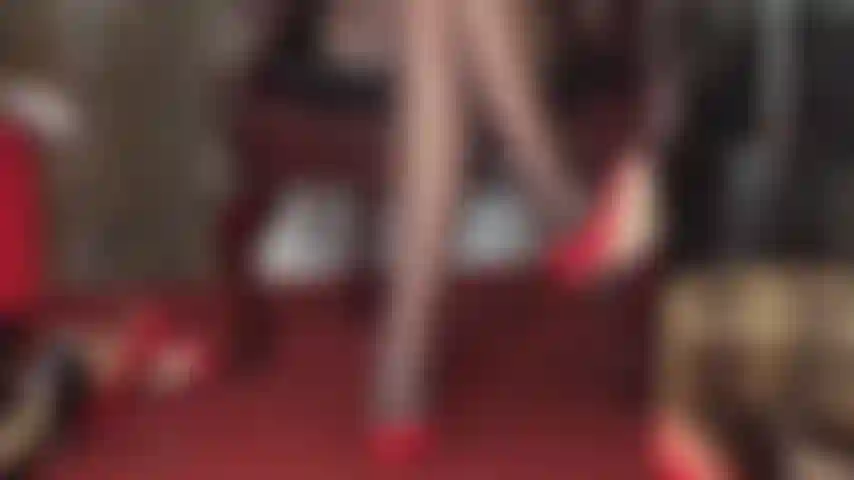 Talons aiguilles et cravache - les talons de la maîtresse détiennent le pouvoir et contrôlent le degré de plaisir et de douleur que reçoit votre bite.