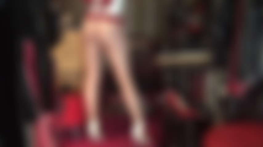 Les pieds et le cul en collants vous excitent tellement que vous avez envie de frotter votre bite d'esclave sur ces semelles douces et de la fourrer dans ma chaussure.