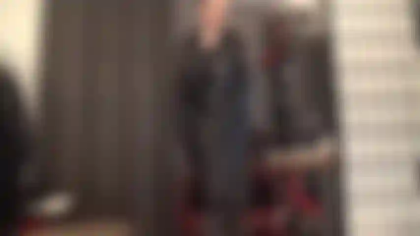 Une maîtresse en cuir a une délicieuse surprise de bite sous sa jupe. Soudain tu ne peux plus détacher tes yeux de sa grosse bite et tu te retrouves à la sucer.