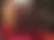 En latex et collants noirs transparents.