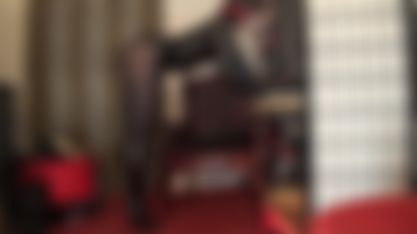 Une déesse du pvc brillant – une tenue fétichiste à laquelle vous ne pourrez résister. Brillante de la tête aux pieds, vêtue de vinyle noir brillant, de bottes hautes et de collants noirs.
