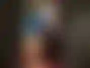 Une adoratrice de mon corps, vêtue d'une robe en latex bleu et de bas transparents à coutures en caoutchouc. Si lisse et brillante.