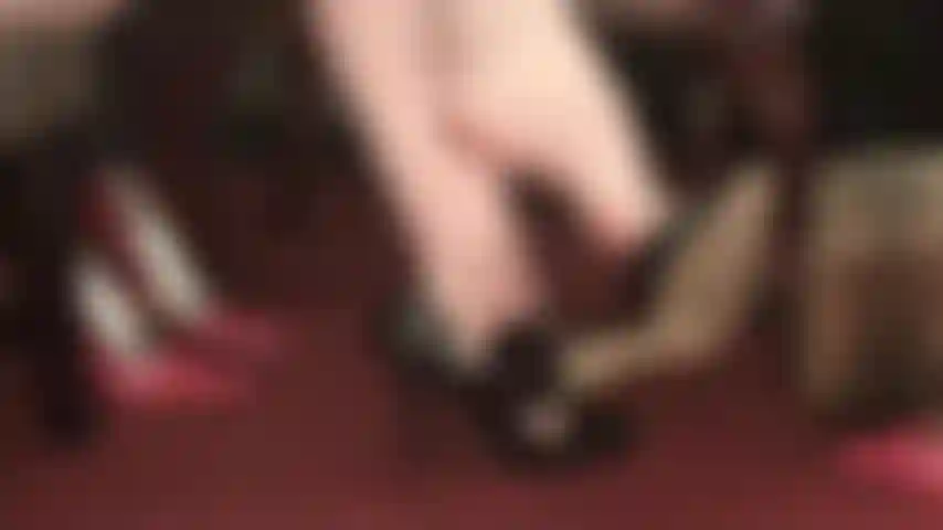 Pieds nus, talons pendants, taquine.