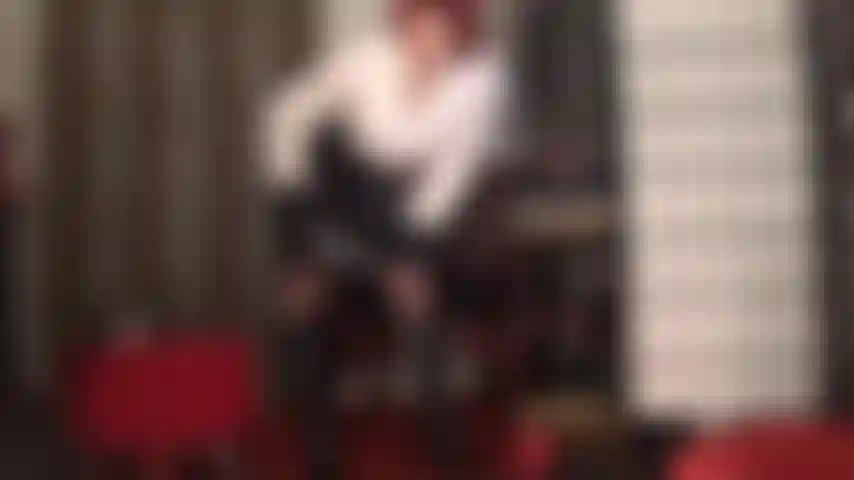 J'adore la jupe en pvc - tandis que l'accent est mis sur la jupe en pvc, maîtresse vivian vous fera tomber amoureux de ses bottes, de ses gants en cuir et de son magnifique chemisier blanc également.