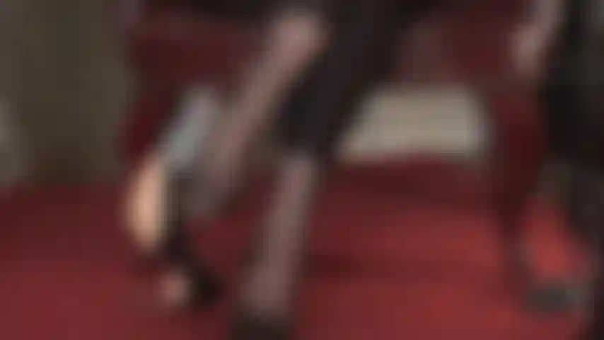 5- Un jeu de collants et de chaussures – comme un gant, le nylon enveloppe parfaitement chaque petit orteil. Cette paire de collants spéciale fait battre votre cœur plus vite lorsqu'elle dépasse des escarpins en cuir de votre maîtresse.