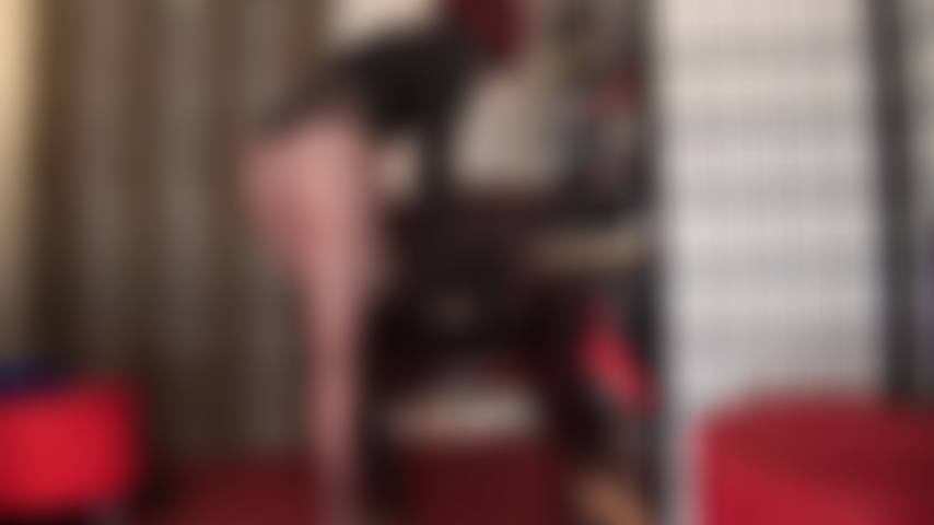 Vous ne pouvez pas résister au cul et aux jambes de la maîtresse - adoration du corps dans des bottes en cuir noir jusqu'aux genoux, des collants noirs transparents et un string en dentelle en dessous.