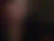 Branlette avec des gants en latex noir sur un gode non circoncis.