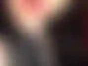 Une taquinerie en latex - la maîtresse taquine et tente avec un décolleté sexy abaissant la fermeture éclair de sa tenue moulante en latex noir brillant.