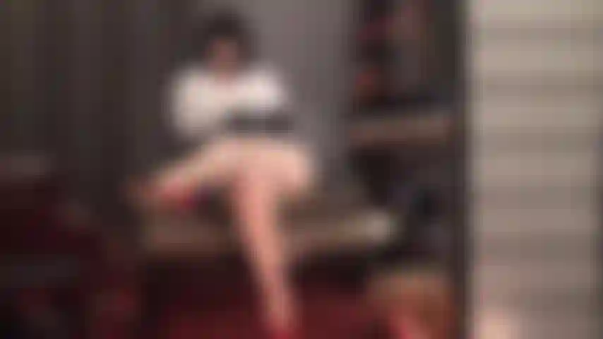 Cheveux noirs, cuir noir et jambes en collants nude brillants auxquelles vous ne pouvez tout simplement pas résister.