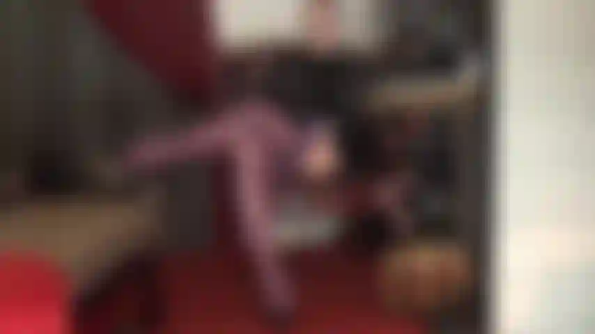 Glisse ta bite dans le haut des bas violets de la maîtresse pour être traite à sec.