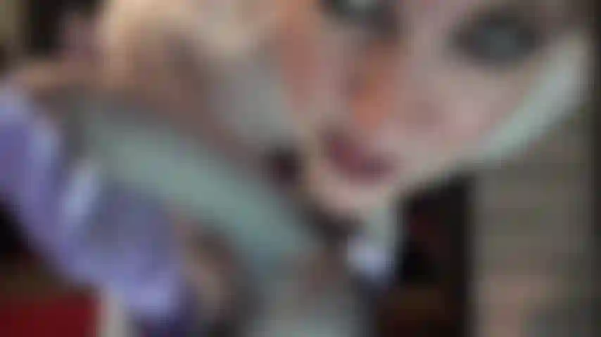 Des bas jarretelles, une jolie culotte, des gants en satin et une grosse bite à laquelle vous ne pouvez pas résister.