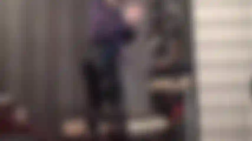 Gants en latex et pantalon en pvc brillant avec strap-on - j'adore la maîtresse vivian portant un pantalon en vinyle noir lisse et des gants en caoutchouc noir, vous faisant plaisir avec une branlette gantée sur un gros gode, des doigts en latex sur sa bouche et un jeu de strapon.