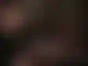 Pieds en nylon et cheveux courts. Fétichiste des pieds, portant un collant noir très spécial à coutures rouges.