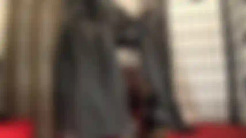 Séduction du cuir, adoration des bottes – votre déesse du cuir se livre à votre fétichisme pour de belles bottes hautes en cuir à talons aiguilles. Laissez-vous enivrer par leur parfum, leur toucher et leurs lèvres.