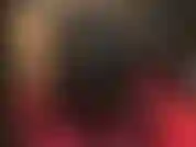 Tandis que la maîtresse porte des leggings métalliques bleus chauds et de hautes bottes brillantes, caressant son strapon blanc, vous vous branlerez partout sur ses bottes sexy.