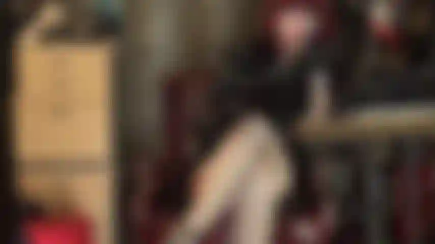 Une branlette avec des gants en latex sur un gode blanc non circoncis. Ma maîtresse enroule ses mains gainées de caoutchouc autour de la hampe de cette bite et masse les testicules, taquinant chaque goutte de sperme.