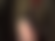 Cul et pieds nus, concentrée sur le culte du corps. Vêtue d'un body sexy en nylon transparent, ta déesse taquine avec ses courbes incroyables.