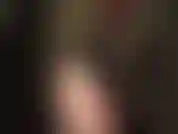 Cul et pieds nus, concentrée sur le culte du corps. Vêtue d'un body sexy en nylon transparent, ta déesse taquine avec ses courbes incroyables.