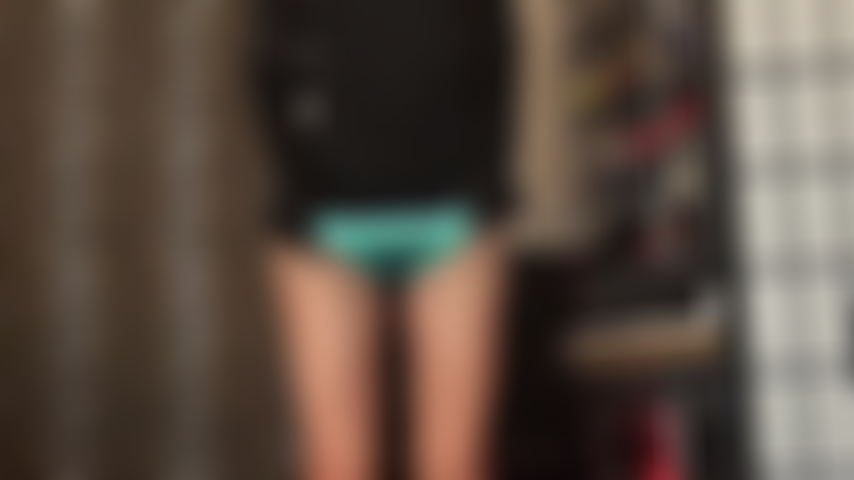 Une culotte en satin bleu aqua brillant taquine - une paire de sous-vêtements soyeux si brillants et colorés vous rend faible et dégoulinant.