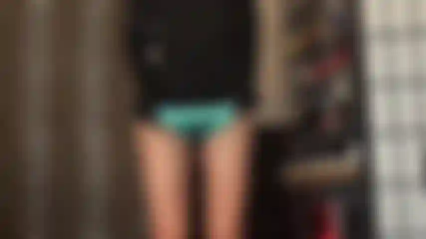 Une culotte en satin bleu aqua brillant taquine - une paire de sous-vêtements soyeux si brillants et colorés vous rend faible et dégoulinant.