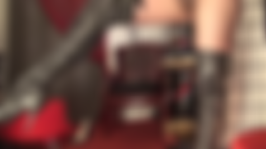 J'adore les bottes, je branle avec des gants. Ma maîtresse te surveille de près, sa cravache sur toi, tandis que tu nettoies ses longues bottes en cuir noir. Fais le travail correctement et sois autorisé à jouir sur son cul en collants pendant qu'elle trait ta bite d'esclave avec des gants de cuir.