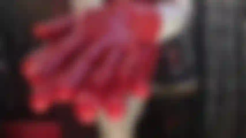Wow ! Du latex rouge brûlant - c'est l'heure de gooner ! La maîtresse est tout simplement incroyable dans cette tenue en caoutchouc rouge brillant. Polie jusqu'à un brillant intense, ces belles courbes vont vous faire tourner la tête.