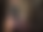 Je porte un body en pvc noir brillant avec une énorme bite noire. Mes godes-ceintures ne peuvent pas être assez gros pour tes trous de chienne affamés. Ma maîtresse te nourrit de sa grosse bite noire.