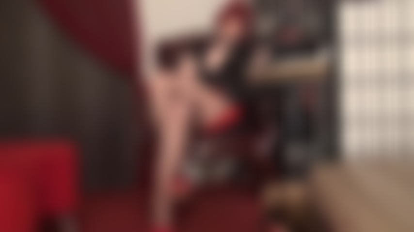 Qui taquine les amatrices de jambes - collants marron, jambes allongées, pieds sexy, jambes croisées et jeu de chaussures.