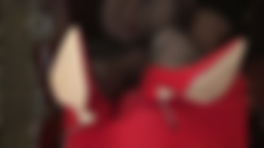 Talons hauts et domination des pieds - tu seras tranquillement à genoux aux pieds de maîtresse vivian pendant qu'elle les pose sur un repose-pieds, ou préférerais-tu être son repose-pieds ?