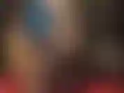 Une allumeuse séduisante avec des jambes et un cul en nylon dans des collants noirs brillants et soyeux et du latex bleu.