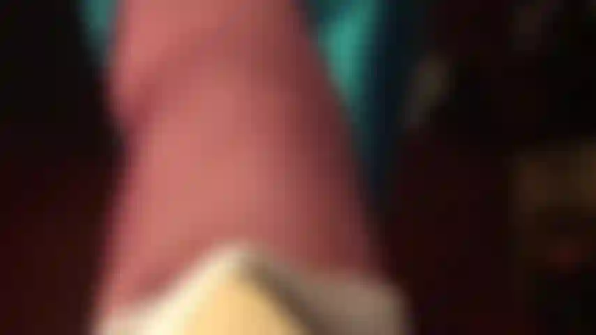 J'aimerais souffrir un peu ? Ma maîtresse te met à genoux et te supplie d'adorer ses pieds et ses talons, même si ça veut dire que tu recevras des coups de pied avec les deux… ou peut-être est-ce pour cette raison même…