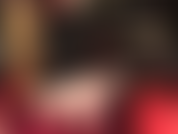 Maîtresse vivian pose ses pieds nus sexy, ses hautes arches, ses semelles douces et son cul nu, et caresse un gros strapon blanc.