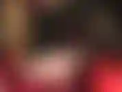 Maîtresse vivian pose ses pieds nus sexy, ses hautes arches, ses semelles douces et son cul nu, et caresse un gros strapon blanc.