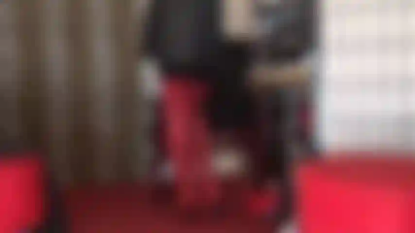 Il y a un fétichisme pour tout... Détachant les lacets arrière de mes bottes en cuir rouges au-dessus du genou. Profitez-en, si c'est votre truc.