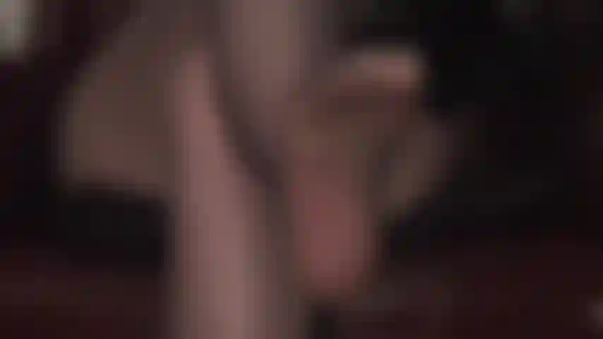 Sois le valet de pied sous le bureau de la maîtresse - assis sous mon bureau, tu es taquiné avec de jolis orteils et des semelles douces en collants, talons hauts pendants.