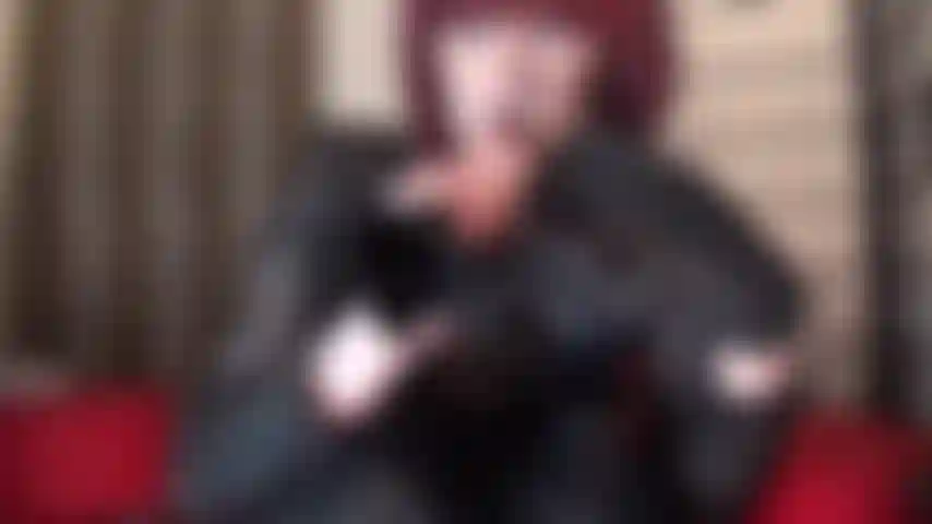 Je joue avec mon addiction aux gants en cuir noir...