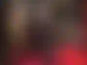 Une branlette sexy à mains nues et un culte du cul dans une robe en vinyle noir brillant, des bottes hautes et des bas en dentelle.