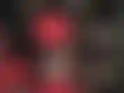 Une mini-jupe en latex rouge transparente et des bas en dentelle noire - la maîtresse sait comment taquiner la bite de votre esclave.