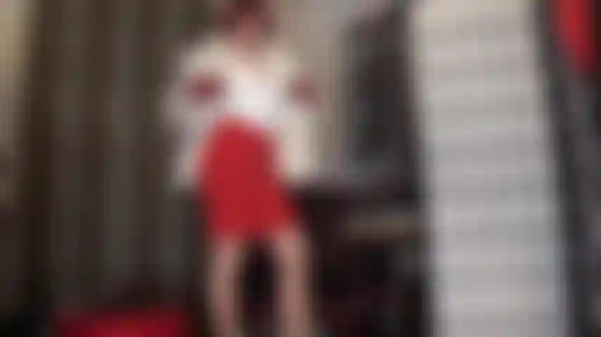 Une sissy qui adore jouer avec son corps. Ma jolie petite sissy adore les collants brillants, les bas, les culottes gaines, les jolis soutiens-gorge et les bustiers en dentelle. Une maîtresse qui vous aguiche avec ses magnifiques atouts, dont un décolleté et une verge proéminente, auxquels aucune sissy ne pourra résister.