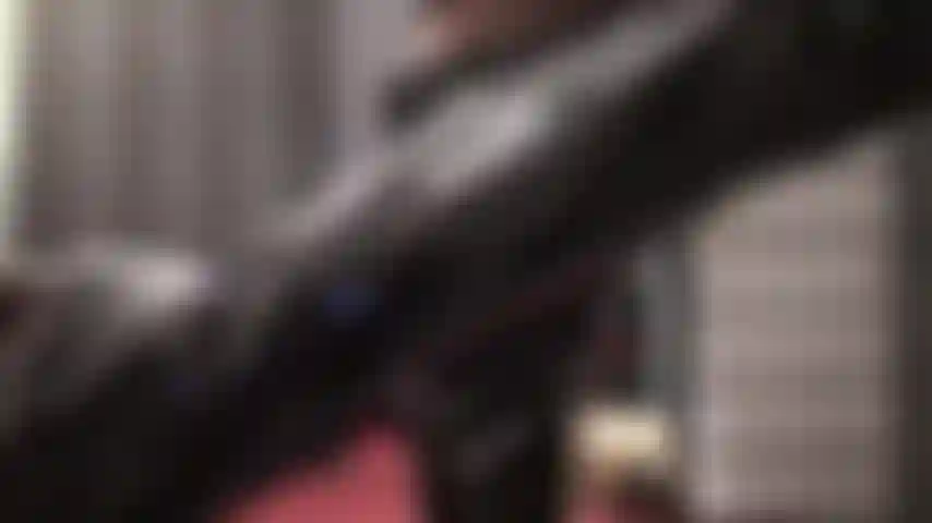 Fétichiste des bottes, adoratrice des bottes, adoratrice du cul en pvc – ton cœur s'emballe à la vue des bottes hautes et brillantes flambant neuves de ta maîtresse. Si douce, si brillante. C'est ton devoir de la garder ainsi.