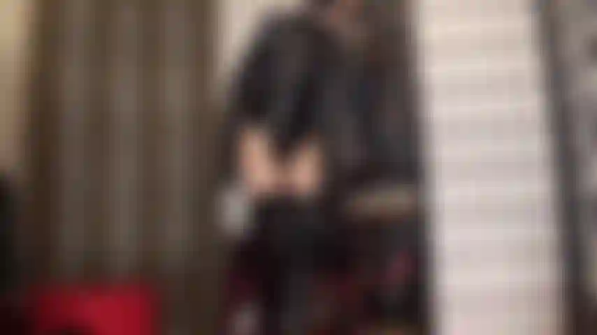 Une déesse brillante tout en pvc noir avec des collants nude brillants - cette tenue fétichiste vous fera tourner la tête, des bottes hautes, un body et un manteau en pvc, mais ce dont vous avez vraiment envie, c'est d'adorer et de baiser les cuisses de collants doux de la maîtresse.