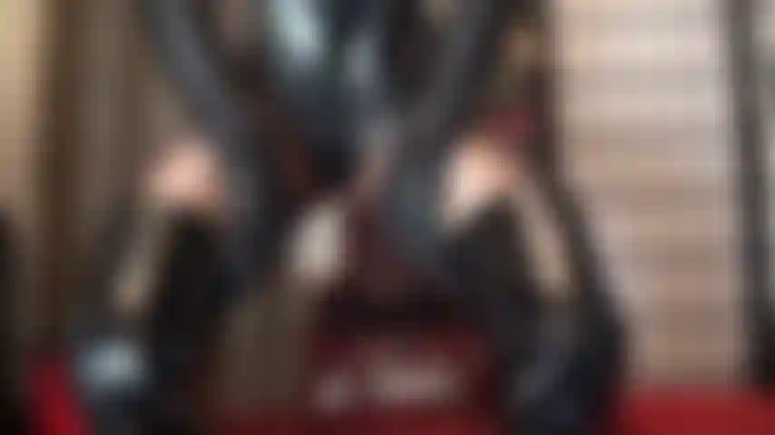 Pure séduction fétichiste ; ma maîtresse sait ce que votre cœur désire. Elle vous fait baver à la vue de son cul parfait en body en pvc et collants à coutures, bottes hautes et chapeau en vinyle.