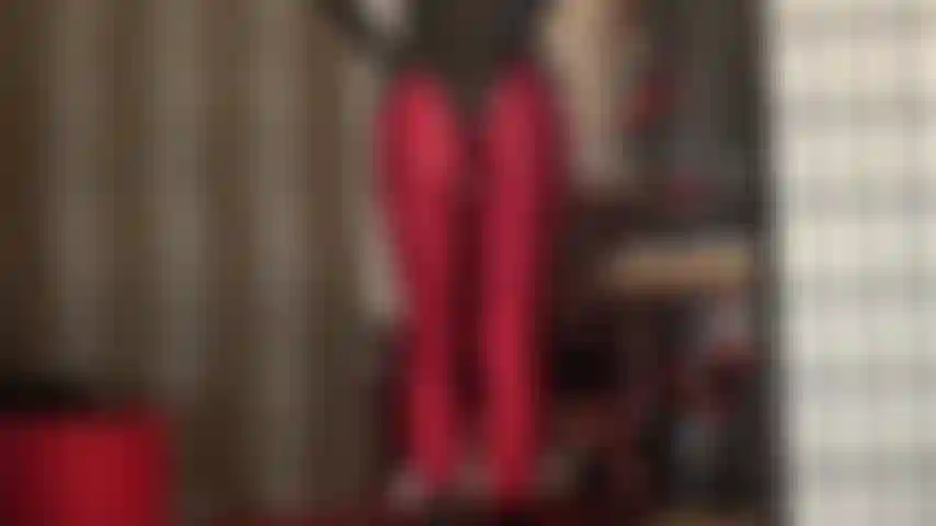 Des collants en lycra/spandex et un body string en pvc qui met vraiment en valeur les fesses rondes incroyablement brillantes de la maîtresse.