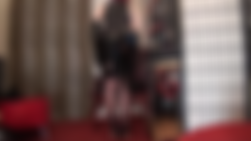 Pvc noir brillant, collants, talons aiguilles chauds et luxueux long manteau de fourrure noire.