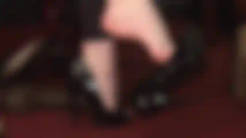 Pieds nus, talons peeptoe pendants et piétinement bbc.