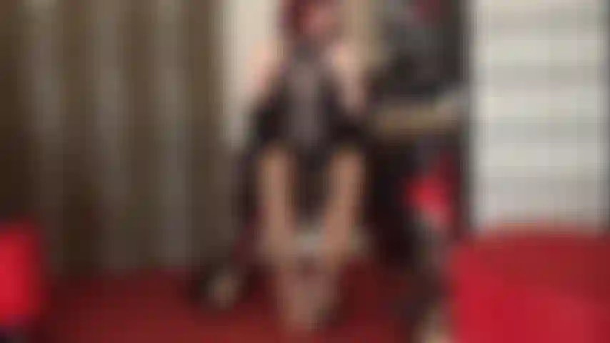 Footjob et shoejob en collants brillants et nus trempés de crachats et bas beiges.