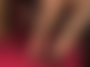 Profitez des orteils nus habiles de la maîtresse tenant ces talons peeptoe vernis sexy et ces escarpins en cuir rouge foncé avant de glisser ces pieds sales dans votre bouche en gros plan extrême.