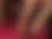 Profitez des orteils nus habiles de la maîtresse tenant ces talons peeptoe vernis sexy et ces escarpins en cuir rouge foncé avant de glisser ces pieds sales dans votre bouche en gros plan extrême.