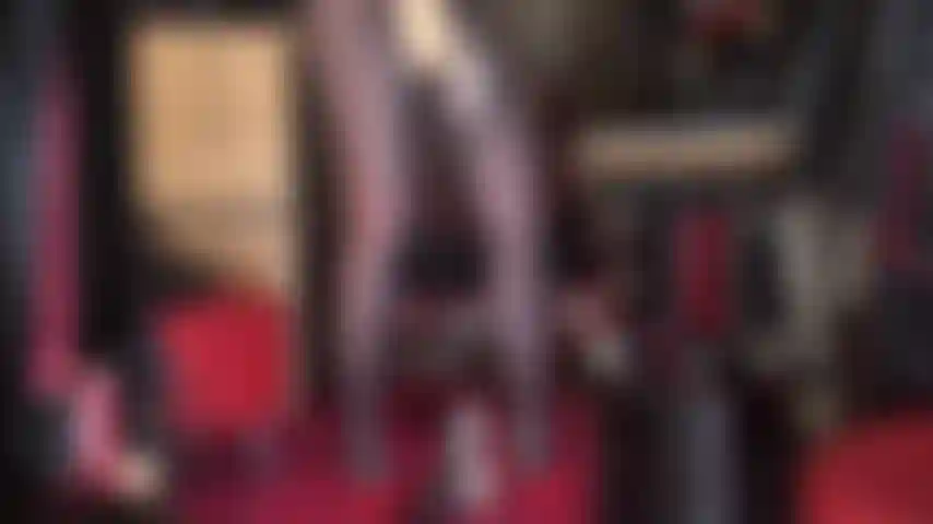 Une déesse de satin en collants avec une grosse bite - un chemisier en satin doré scintillant et des gants assortis qui caressent une grosse et belle bite de strapon, des jambes en nylon soyeux et des talons rouges chauds.